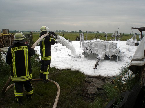 Feuerwehrmänner der Reichelsheimer Wehr legen abschließend einen Schaumteppich