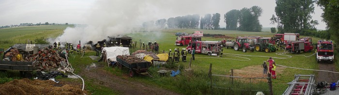 Blick &uuml;ber die Einsatzstelle: Mit Tankl&ouml;schfahrzeugen und Wasserf&auml;ssern wird Wasser zur Einsatzstelle gebracht.
