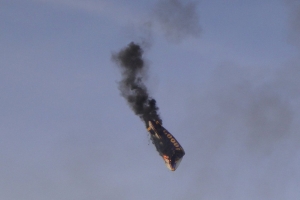 Der Zeppelin stürzt brennend am Flugplatz Reichelsheim ab, der Pilot stirbt dabei