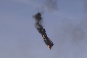 Der Zeppelin st&uuml;rzt brennend am Flugplatz Reichelsheim ab, der Pilot stirbt dabei