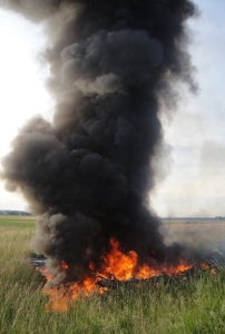 Der Brand an der Absturzstelle ist schnell gel&ouml;scht. Nur verkohlte Reste sind vom Zeppelin &uuml;brig