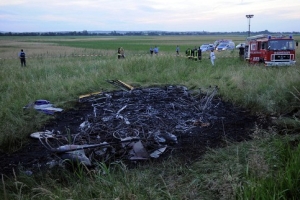 Der Brand an der Absturzstelle ist schnell gel&ouml;scht. Nur verkohlte Reste sind vom Zeppelin &uuml;brig
